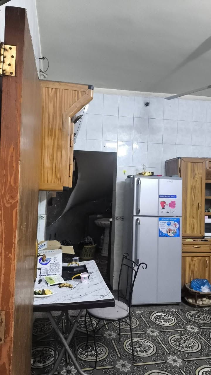السلام عليكم ،، بيت للبيع مساحة 150م + 50 متر تشجير وكراج.. 
يحتوي الطابق الارضي على غرفتين وهول واستقبال 
والطابق الثاني يحتوي على ثلاث غرف مع الحمامات،، بيت نضيف خير من الله ،، 
الموقع الشعلة / ام نجم / شارع سالم / شارع الماركت ابو حسين قرب ساحة الاحرار 
الاتصال على صاحب الدار ***********
واتساب ***********
