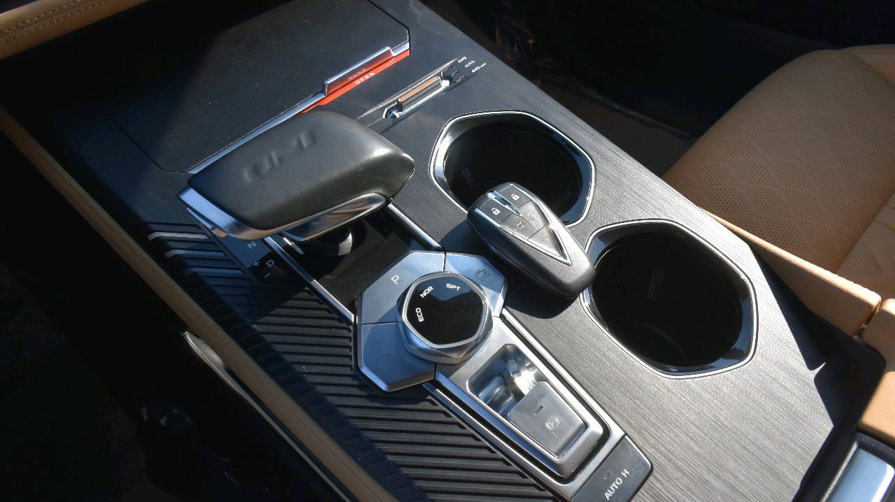 شانجان يوني كي 2024 🚘 
🔥 Changan Uni K 2024 🔥
لون اسمنتي
🚘 مرقم بغداد 🚘 

📃 اليكم التفاصيل الآتية 👇🏻👇🏻

تسجيل DVR اثناء القيادة 
🚘 خليجي 
🚘 ماشية 1400 كيلو فقط 
🚘 موديل 2024
⚙️ حجم المحرك 2.0L Turbo
⚙️ مرتبط بناقل حركة أوتو 8 نمر
⚙️ يبلغ عزم الدوران 390 نيوتن / متر 
🐎 بقوة 233 حصان 🐎🐎
🔑 مفتاح التشغيل بصمة 
🔑 تشغيل عن بعد 
🪟 بانوراما 
🚗 فتح الصندوق كهرباء 
🚗 دفع رباعي AWD 
‼️ اريل نفكيتر 
📍حساسات أمامية 
📍حساسات خلفية 
💡لايت زينون + LED 
🔦️ بك لايت LED 
🚘 قبضات أبواب شفط
🚘 دخول بصمة ذكي 
🛞 حجم الاطار 265/45R21
🛞 ويل كب 21
🛞 4 دسك
🛞 حساسات ضغط الاطارات 
✨️ اشارة في المرايا الجانبية 
✨️ المرايا قابلة للطي كهرباء 
🌧 ماسحة خلفية 
🎈عدد AIR BAG 6
🚗 هاند بريك كهرباء 
🚗 ا ABS 
🖥 دشبول شاشة ديجيتال 
🖥 شاشة Apple Car play 
📷 كاميرا دوارة 
📷 4 كاميرات 360°
💡الانارة الداخلية LED 
⭕️ مقود جلد حياكة  
🛣 مثبت السرعة Cruise 
🎶 المودات والاوامر الصوتية 
🎶 ا Bluetooth / T YPCE 
🔋شاحن هاتف Wireless 
⚡️مخرج منفذ الطاقة 
🔍فحص نظام السيارة 
🚘 انارة داخلية LED محيطية 
💺تتسع المقصورة ل 5 ركاب
💺المقاعد جلد
💺حركة المقاعد الأمامية كهرباء 
💺 تدفئة وتبريد المقاعد الامامية
💺ذاكرة مقعد السائق
💺تجاوي متحركة 
👶 مثبت مقعد الطفل ISOFIX 
❄️ تبريد شاشة 
❄️ قطعتين تبريد
🚘 أوضاع القيادة Drive Mode 
🧱 أوتو بريك ‼️
 🧱 رادار
⛷️ نظام مانع الانزلاق 
⛰️ نظام نزول المنحدرات 
🥤النظام الصوتي SONY
🚘 دبل اكزوس 
🚘 تطعيم الدواخل ألمنيوم

السعر 35 مليون دينار عراقي 