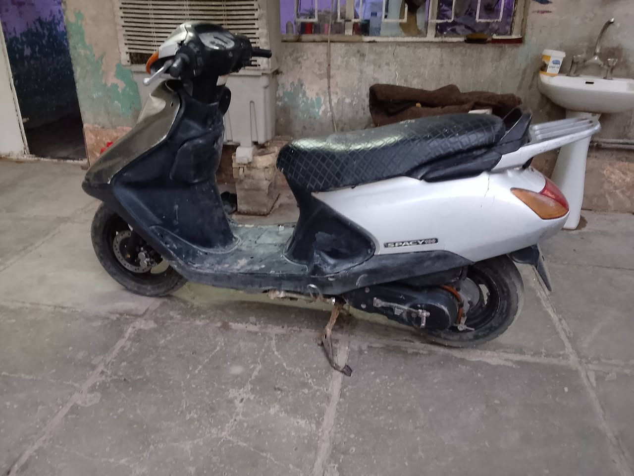 السلام عليكم سبيسي البيع دراجه سلف وهندر نكره كهربائيات شقاله مبيهه اي نقص محرك ما بي شي بس الصالصه عوزه كعكه رقمي ***********بي واتساب مكان بغداد الباويه سعر 350 بيهه مجال
