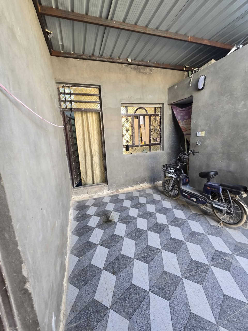 م
١٠٠م  م رهن ب ١٢، مليون سنه قابل  التجديد. يحتوي على غرفة نوم، مطبخ صحيات استقبال. نجف كوفه براكيه ***********مكتب
