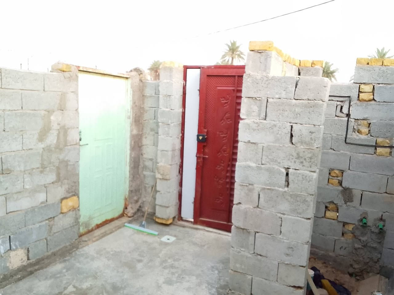 سلام عليكم أخوان بيت للبيع مساحه 130 متر زراعي سند 25 العنوان قضاء الشامية ملحق حي العسكري الشرقي بناء طابوق فقط السياج بلوك ويحتوي على غرفه ومطبخ وصاله كبيره واستقبال ماكامل لنص السعر 55 مليون وبي مجال والشراي بي خير ويدلل واليريد يتواصل فقط عل خط واتساب ***********
