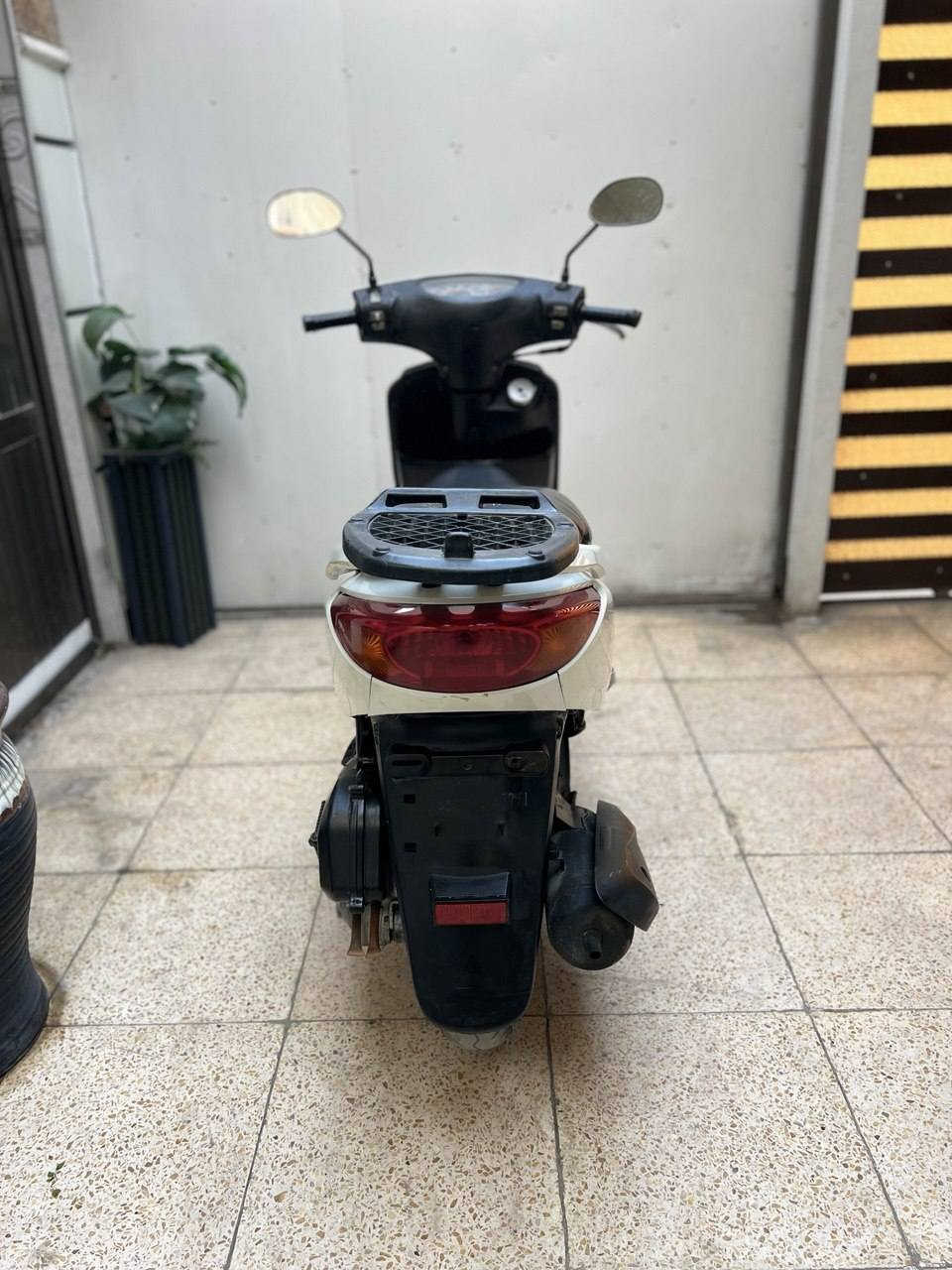 سلام وعليكم دراجه بريز للبيع مكفوله مكيناه وكفرات مختمه وختم واحد بريك لمامي دسك ودراجه كابريتر وياة المكاتبه والمنفيس وثنين سويچات كهربائيات شغاله السعر مليون وبيه مجال للشراي العنوان بغداد مدينه الصدر الرقم للستفسار ***********
