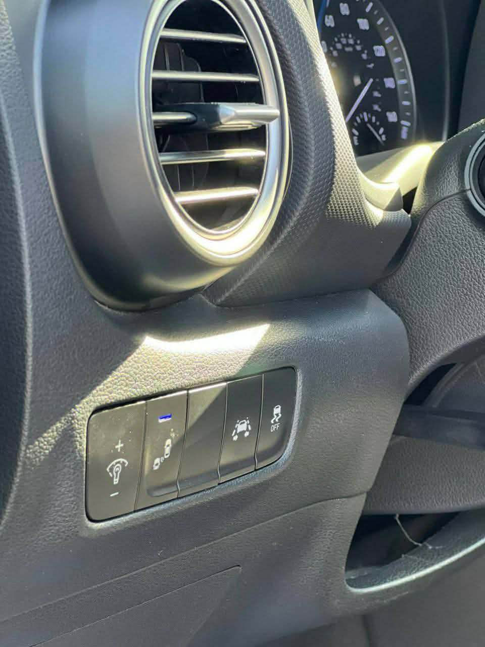 هيونداي كونا 2021 
لمتد اعلى مواصفات 
كشنات جلد كهرباء
تحديد مسار 
فتحة سقف
سماعات اوبرا سستم 8 سماعات 
نقاط عمياء ورادارات 
محرك1.6 توربو 
ماشية 55 ميل 
مكانها بغداد المنصور 
بيع او مراوس 
*********** بغداد, العراق
