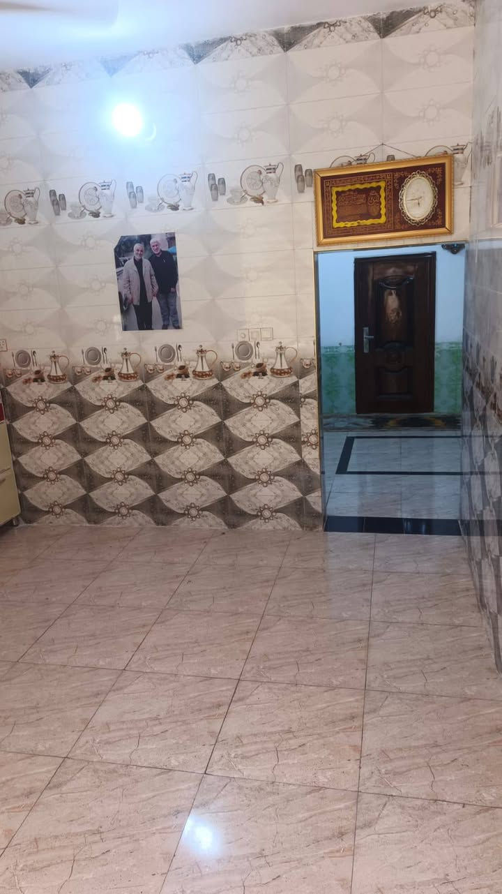 بيت للبيع مساحة ٢٠٠ حي الشرطة ثاني بيت من الحولي مرتب ويحتوي على غرفتين نوم واستقبال وصاله وصحيات داخليه وخارجيه مستعجل على بيعه كلش السعر اتصل على رقم الهاتف ***********
