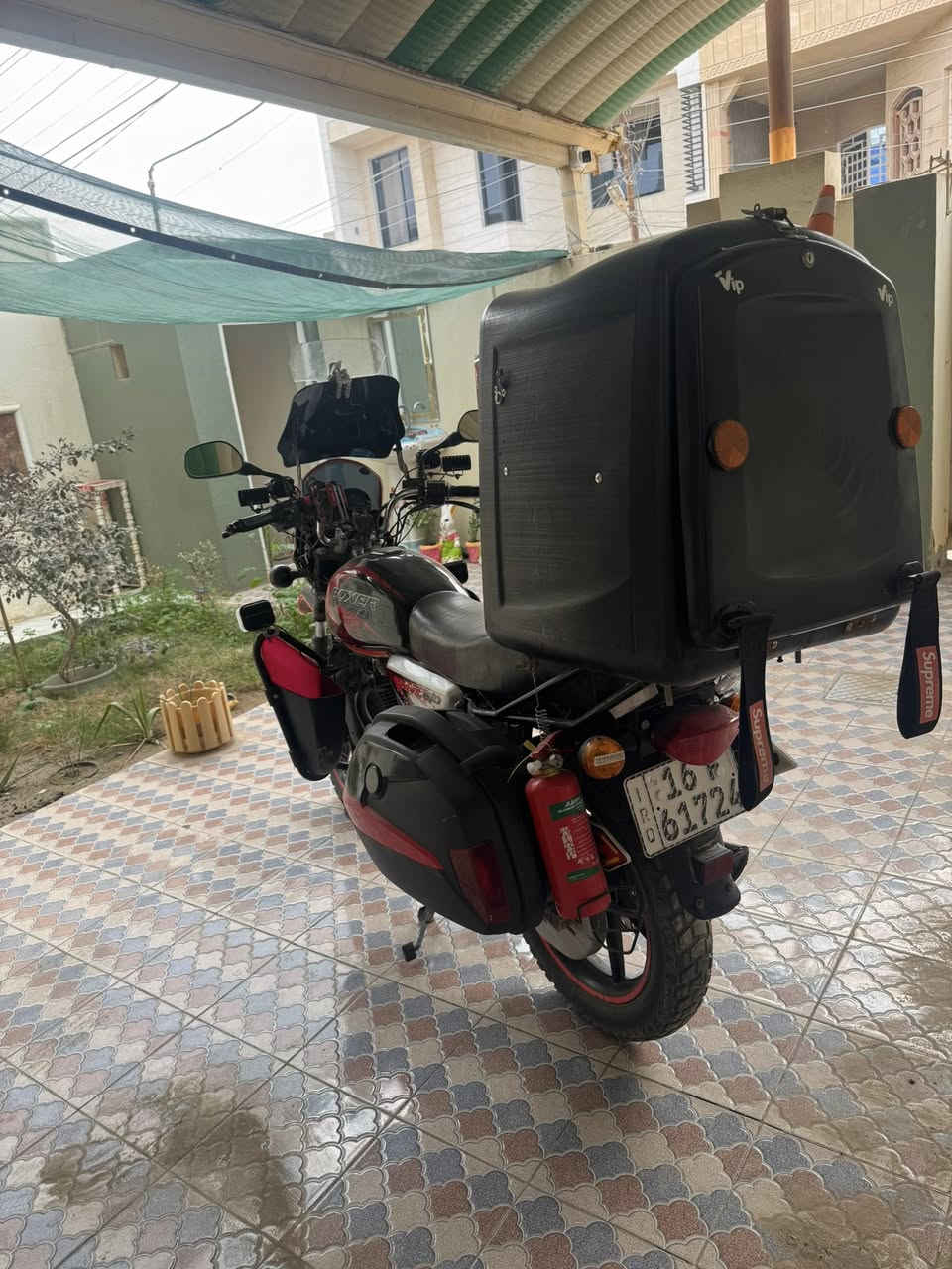 السلام عليكم بوسكر جبلي مرقم للبيع فقط رقم وسنويه باسمي تحويل ثاني يوم موديل 2020 الدراجه نضيفه حيل مثل ما موضح بالصوره عليها تزويد لايت زنون سعره 30الف ولدات وعدسات اماميه ولدات خلفيه وجنط صفح وصندوق دلفري بريك امامي وخلفي دسك الدراجه نضيفه حيل ما مشتغله دلفري بس شهر واحد سعرها مليون و800 وبيها مجال للشراي مكانها بالديوانيه مركز *********** بيع مستعجل
