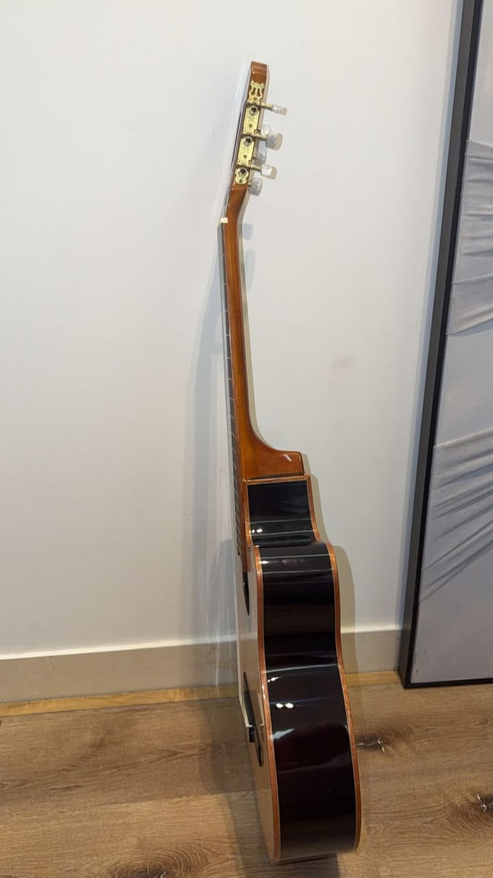 للبيع كيتار كلاسيك ماركة Tapesun بحالة ممتازة
المواصفات:

* نوع: كيتار كلاسيك / Spanish Guitar
* أوتار نايلون مريحة للأصابع
* Cutaway body للوصول السهل للفريتات العالية
* صوت دافئ ومرتب مناسب للمبتدئين والمتوسطين
* لون Natural مع ظهر وجوانب لون أسود لامع
* مفاتيح ذهبية شكل فاخر
* حجم كامل 4/4
* خفيف ومريح بالعزف

الحالة:

* نظيف جداً
* بدون كسور أو مشاكل
* جاهز للعزف مباشرة

مناسب لـ:

* التعلم
* الجلسات
* العزف الكلاسيكي والهادئ

السعر: (190 الف)
الموقع: (بغداد اليرموك)
 الرقم: (***********)
