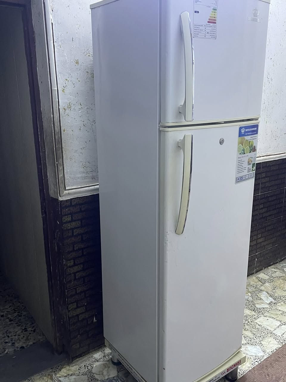 السلام عليكم ثلاجه نضيفه نضافه فول تجميدها يخبل ثلاجه لا داخله تصليح ولا عاطله الله شاهد الثلاجه كلش فضيفه وحلوه سعرها ميتين وبيها مجال مكان سبع قصور هذ رقم ***********
