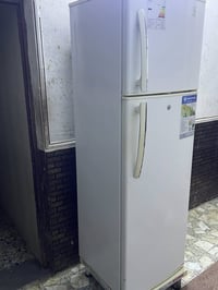 ثلاجه نضيفه نضافه فول تجميدها يخبل ثلاجه لا داخله تصليح ولا عاطله الله...