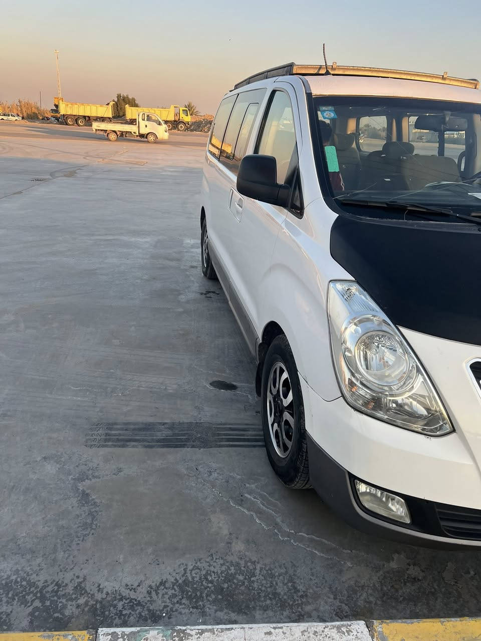 السلام عليكم استاركس ٢٠١٢ رقم انبار دولي باسمي مكشره ومصبوغه احزام بدون ضربة جاكوج مكفوله من الضربه بس بخ مكينه كير حداديه تخم تاير السياره جديده السعر ١٢٧ ***********
