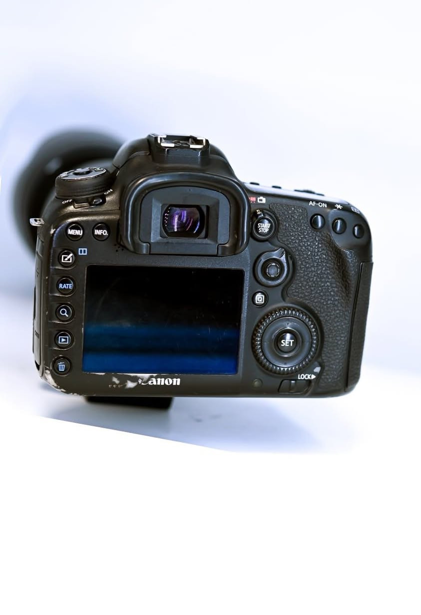 كأمره كانون  (💣👉7D Mark 2💣) نضافه 90/100 كامل ملحقات 
1- رام 32✅
2- كورتون✅
3- حزام كتف✅
4- شاحنه اصليه ✅
5 بطاريه اصليه ✅ 
6- توصاله نقل صور  ✅
يوجد توصيل كل العراق 🚚
 ***********
