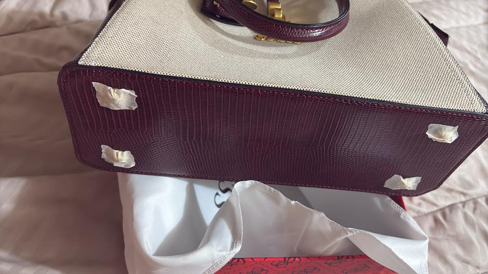 جنطه ماركه تموت متوفره باللون الاسود مختمه من الداخل 🖤والماروني وبيجي يموت .
*********** وتساب
