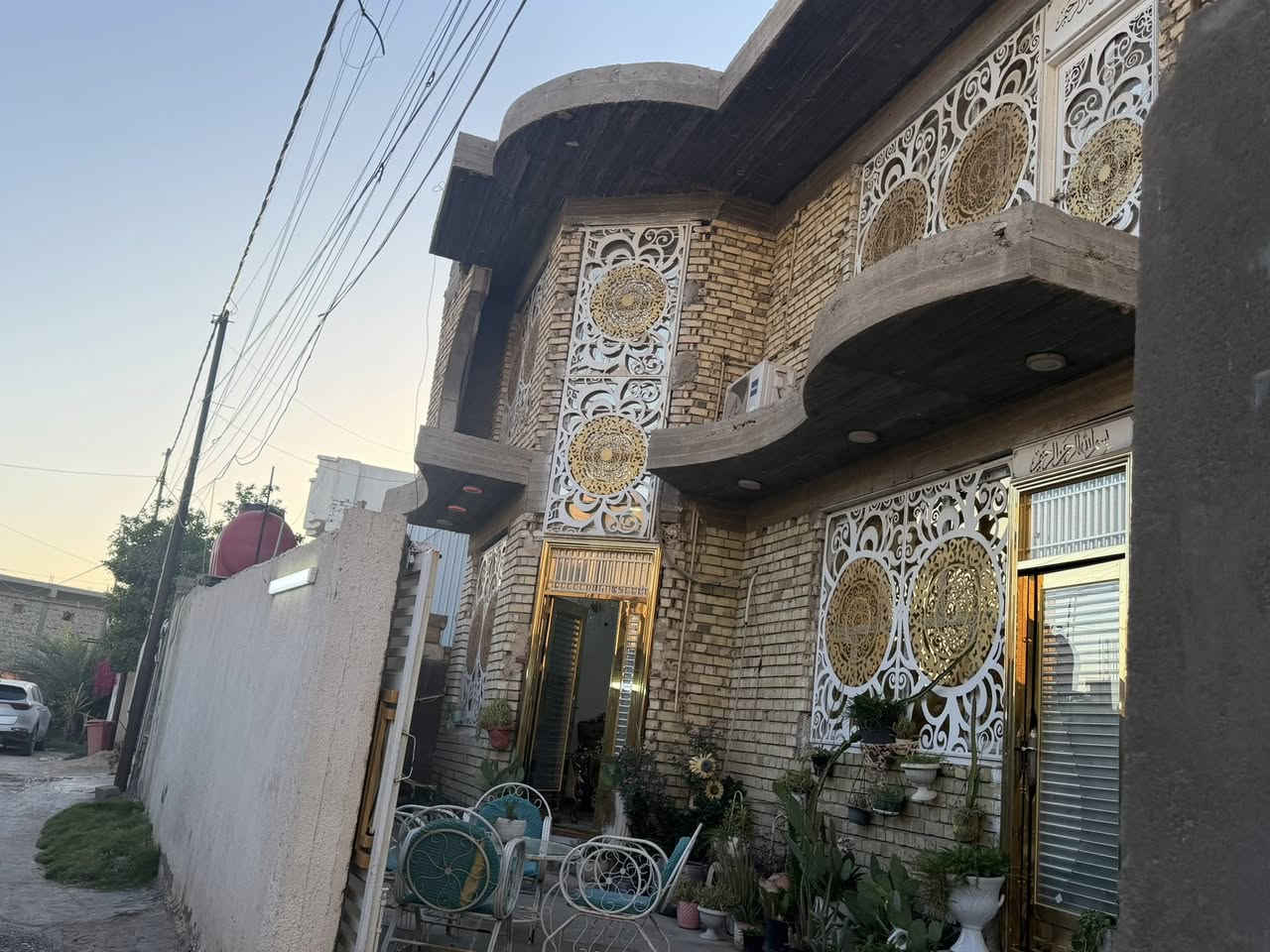 السلام عليكم …
دار للبيع 
الموقع//محاويل حي ال١٧ مقابيل مركز الشباب
خلف الشارع العام مباشرآ
المساحه // 250م 
سند 25طابو صرف زراعي 

بناء حديث درجه أولى 
طابقين الطابق الأرضي جاهز 

يحتوي على غرف نوم عدد4 وصاله عدد2 ومطبخ واستقبال 
إضافه إلى كراج سياره وممر جانبي 
خدمات كامله 
للاستفسار اكثر الاتصال 
***********
***********

