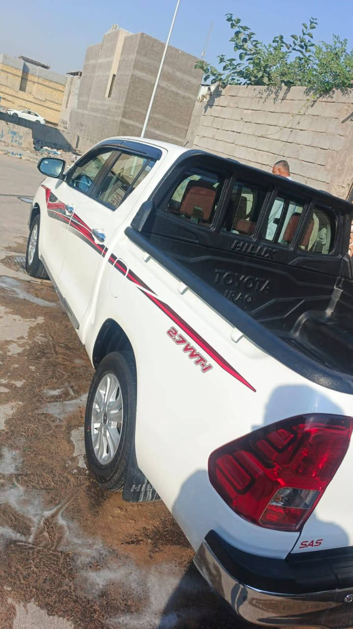 بيك اب هايلوكس 2025فول1/1اوتوماتيك مواصفات الشركه مري شفط شحن اوتو تبريد قطعتين ويل كب حساسات مفوله على وضع الشركه ماشيه 8500كيلو رقم بصره باسمي السعر310للاتصال***********
