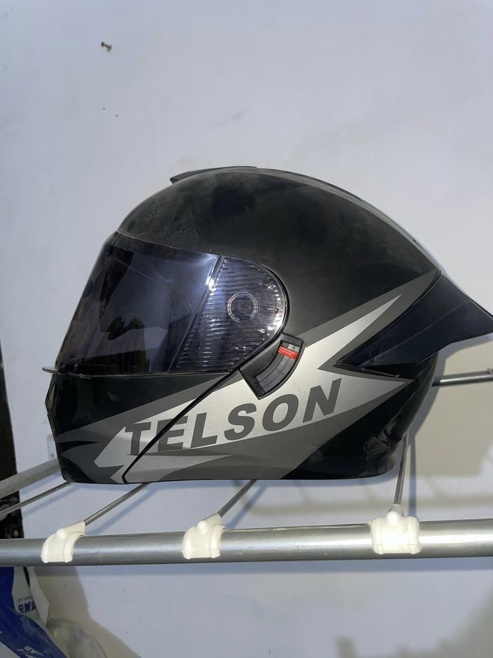 سلام عليكم خوذه للبيع بعده جديده بالكارتون بيه كلوبات خلفيه رماش جامه مضلله مكاني بغداد الحريه سعر 60 وبيه مجال للاتصال ع الرقم ***********
