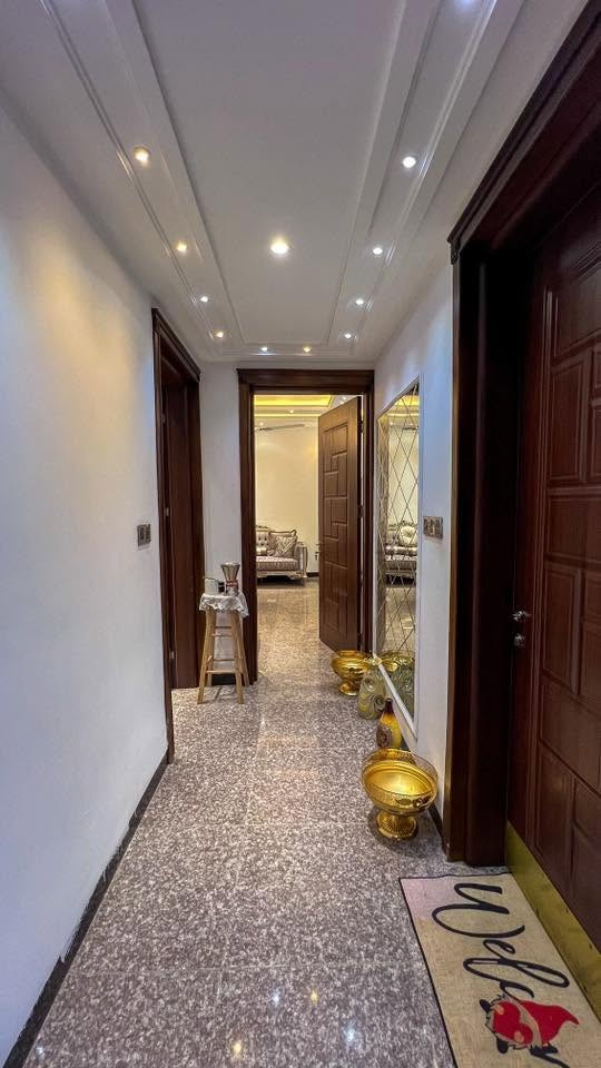 للبيع (بناء حديث 2021) 🏠

📍 الموقع: بغداد - حي الحسين / ضباط الملحانية .

المساحة: 300 متر.
واجهة 15 متر × نزال 20 متر.

تفاصيل البيت:
• الطابق الأرضي: صالة استقبال (9×5م)، هول (5×5م)، هول داخلي (حولي) واسع، مطبخ حار وبارد كبير (10×5م)، غرفة نوم أرضية (5×5م)، وحمامين.

• الطابق الثاني: 4 غرف نوم (منها 3 غرف ماستر سويت)، وحمام إضافي.

• السطح والخدمات: مخزن كبير (سندويج بنل 6×5م)، سقيفة مع خزانات عدد 2، و3 سخانات.

• الخارج: كراج وحديقة داخلية كبيرة ومرتبة.

• الإضافات: مناور عدد 2 مغلقة بالكامل لحد السطح لضمان الخصوصية والإضاءة.

📞 للاستفسار والتواصل واتساب:
***********
