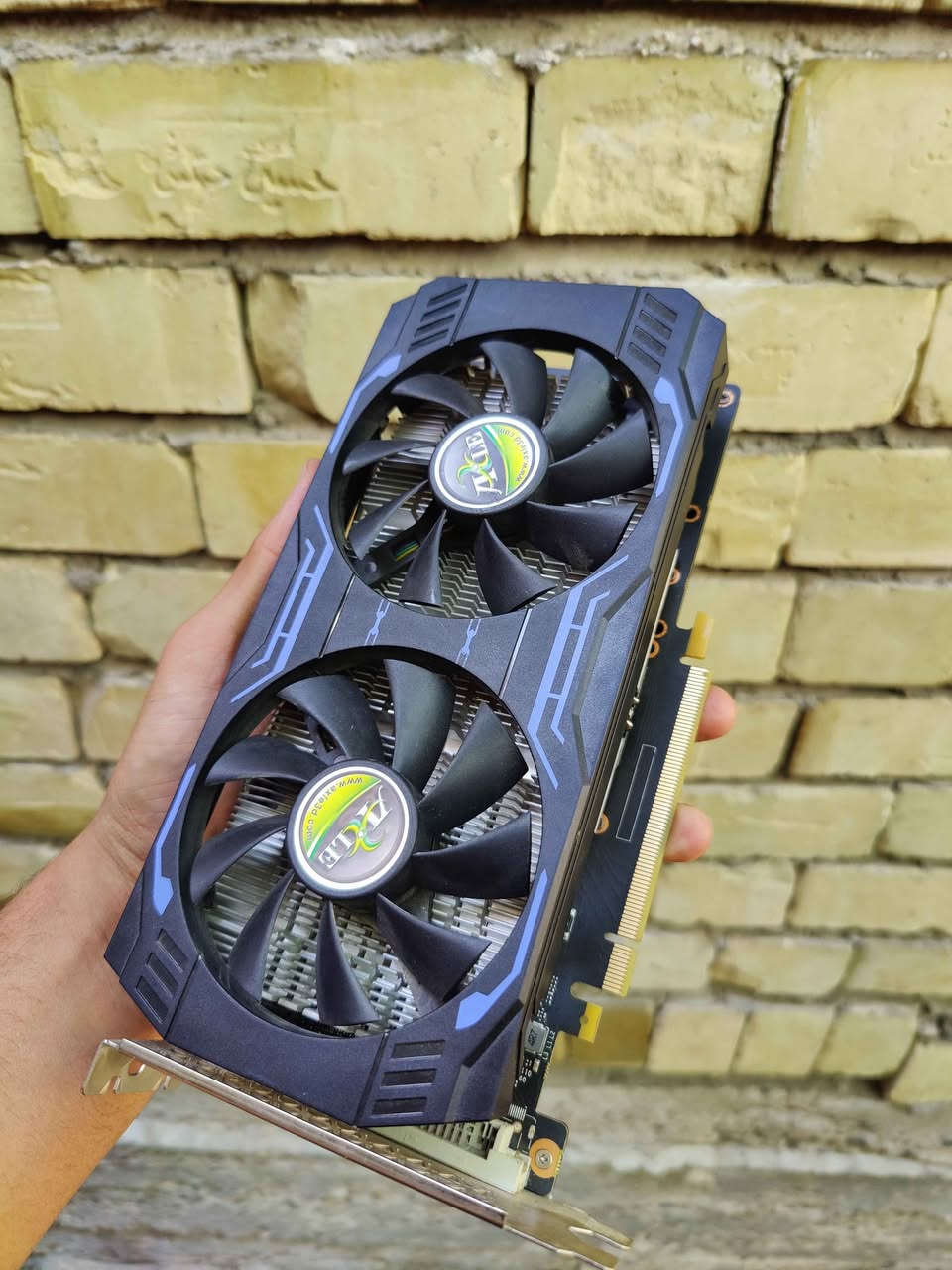 للبيع كارت شاشة Nvidia GTX 1660 SUPER 6GB من شركة AXLE.

• الحالة: نظيف جداً وبحالة ممتازة (مثل الجديد).
• التبريد والحرارة: ممتاز جداً، الحرارة ما تطخ الـ 70 تحت الضغط (موضح بالصور)

السعر: 155,000 دينار (قفل/نهائي). 
الموقع: بغداد (بغداد الدورة ابو دشير).
يتوفر توصيل كافة المحافظات 5 الاف دينار

الكارت شغال وبشرط الفحص والتجربة، يشغل اقوى الالعاب (GTA، PUBG، WARZONE) بفريمات عالية. تواصل خاص  للشراي.
السعر نهائي بغداد, العراق


**إذا كنت صاحب هذا الإعلان وتريد حذفه لأي سبب، رجاءا أرسل رسالة إلى الدعم الفني**