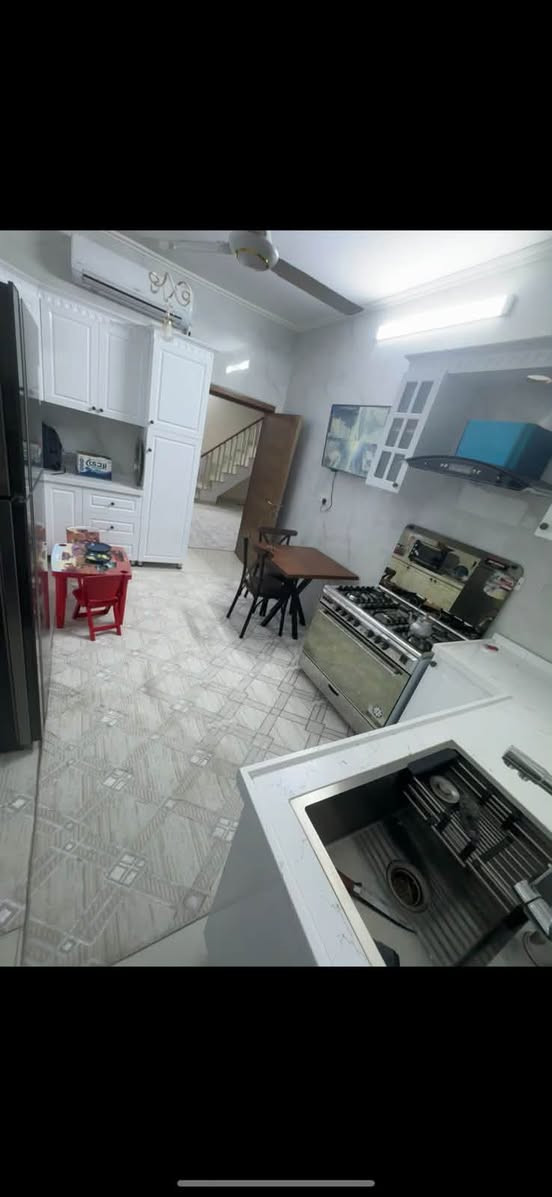 يعلن النورس للوساىط العقاريه🏠
السلام عليكم 

سعره 350 وبي مجال 

للبيع للبيع دار مساحه 150 متر

 واجهه 7ونص نزال 20 

بناء سنه 2022

العنوان : بغداد حي الجهاد الحمدانيه خلف شارع 15 
 
يحتوي على كراج كبير
 وحديقه صغيره
واستقبال ومطبخ 
 وصاله كبيره 

غرف عدد 4

صحيات عدد3 

مناور عدد2 

بيتونه وسطح كبير 

* ملاحضه : شغل راقي و ب أدق التفاصيل

للاستفسار/ ***********
يوجد لدينا عقارات جميع مناطق حي الجهاد ومختلف الاسعار .
