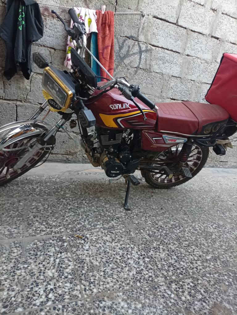 الدراجة موديل 2024 مكينه 200ss الدراجة خير من الله شلعه ومعدل كل نقص مابيها ملاحظات بسيطة من تجي تشوف اكلك بيهن ، ما بيها اوراق شباب الي يريد يشمي بمعاملة الترقيم هو يطلع اوراقها الدراجة داخلة اصولي بس اوراقها ضايعه 
السعر 600 الف وبيها مجال للشراي ان شاء الله بغداد, العراق


**إذا كنت صاحب هذا الإعلان وتريد حذفه لأي سبب، رجاءا أرسل رسالة إلى الدعم الفني**