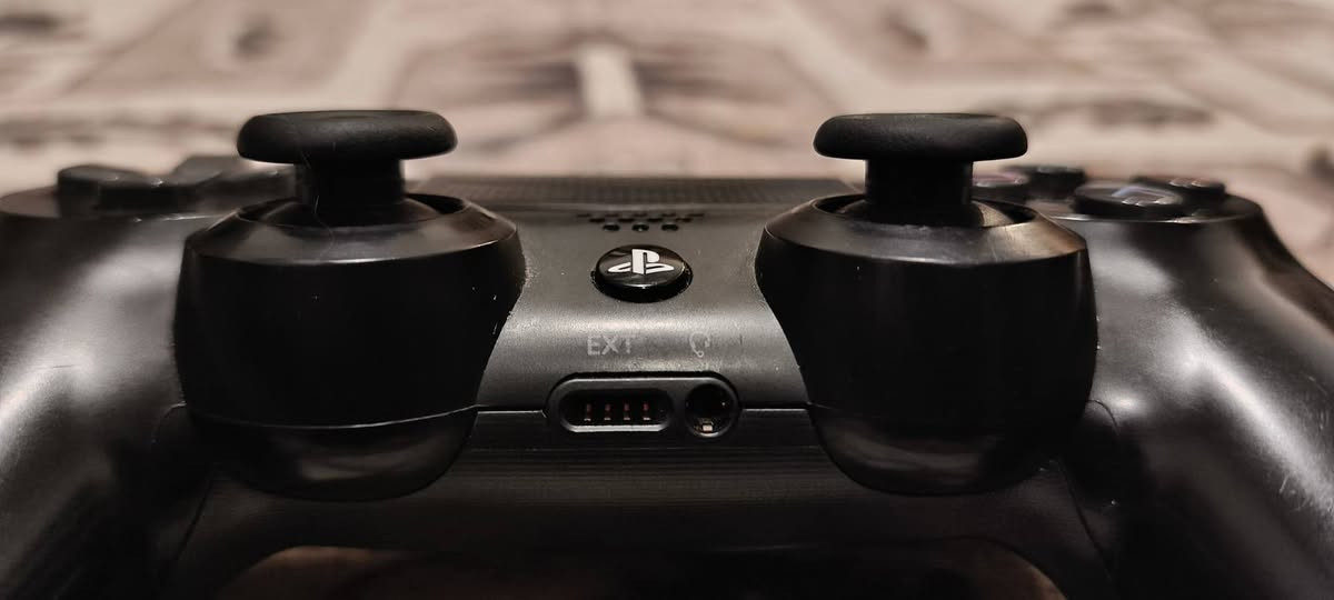 السلام عليكم شباب 
جوستيك PlayStation 4  
شباب الجوستك اصليه و ما بيها اي عطل كلش شغال بيها وجوستك ابد ما مفتوحه ولا مبدل بيها اي شي كل قطعها من الشركه 
السعر: 35 الف وبيها مجال 
الرقم: ‏‪***********‬‏
العنوان: بغداد_حي الجهاد 

ملاحظه: اليدة بيع و مراوس اذا تندك جويستك اكسبوكس سيريز اس جيبه وانطيك اليدة
