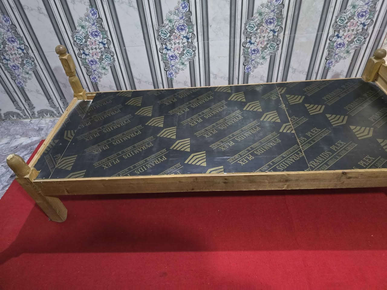 جربايتين للبيع
الاولى خشب صاج مثل ماموضح كدامكم بيها كسر بسيط بالرجل مالتها يرادلها بس بسامير تندك وترجع بلادية
الثانية حديد قوية (حديد زمان مو مال هسة) مابيها شي وقوية ونظيفة وعليها فورميكة ثخينة (علوها اصبع ونص)

للبيع اثنينهن وبسعر ١٠٠ وبيهن مجال 
عنواني كربلاء بالحر قرب المرقد
*********** كربلاء, العراق
