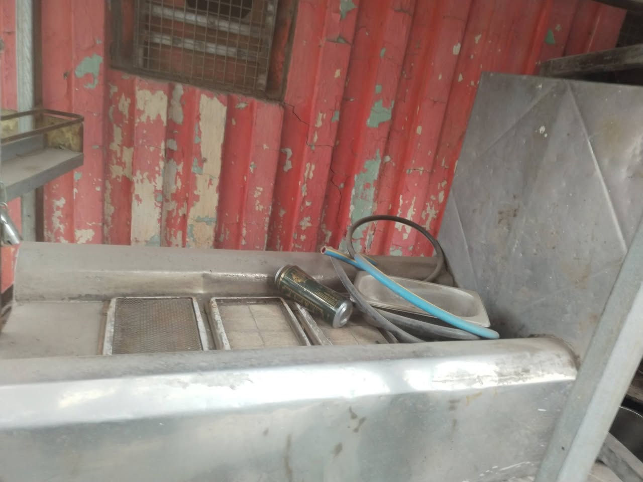 عربانه لبلبي كامله مابيها اي نقص مع جدوره وطبخات كامله شوايه كص كامله مع صينيه سل ستيل وسجاجينها تأخذها كامله طباخ عينين جديد مكاني بغداد كراده ***********
