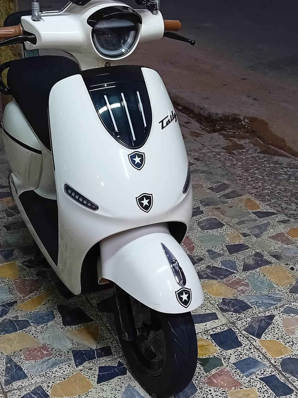 سلام عليكم
دراجة كلاسيك 🛵
تايلج الاصلي 💥
دراجة جديد 
لون بيجي مطعم بسود
شاشة بلاد 
مري ابلاد 
سرعة 60 حقيقي 🔥
مسافة 60 كيلو ✅️
الموصفات 
شاشة 🎦
نضام بك 🔥
اشاير يمن يسار 
اشاير رباعي 
لايت لد بلادي 
عالي ناصي 
رماش✅️ 
بصمة 
تشغيل عن بعد
دراجة طستهة تخبل 
جامعة سوده 

السعر مليون وبيها مجال بصيط 
الاستفسار ***********
العنوان بغداد مدينة الصدر الاورفلي
