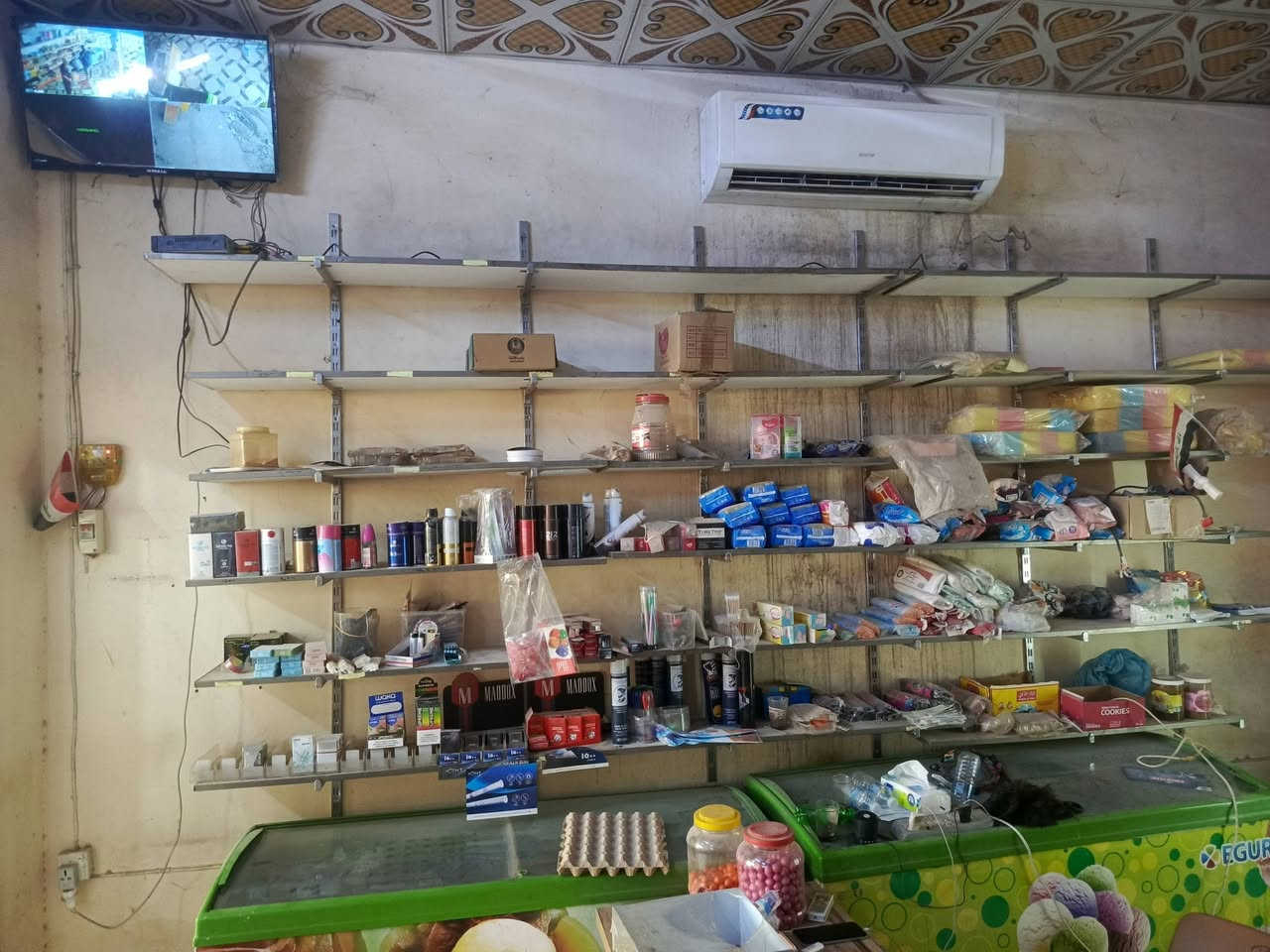 السلام عليكم اسوق البيع 
تحوي عل برادات عامودي3عارضه واحد شركه 
عارضات طرح 3
مبرده
سبلت عد 1
بلازمه وجهاز كمرات 
رافع 
سفينه ام المترين 
ورفوف خشب وحديد وجام

مقابيل ام الكرفس ملاحضه اني مكلف بل نشر 
صاحب السواق هاده رقمه***********
