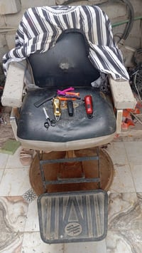 كرسي حلاقة • ٣ مكائن كيما • مستخدمة اقل من شهر