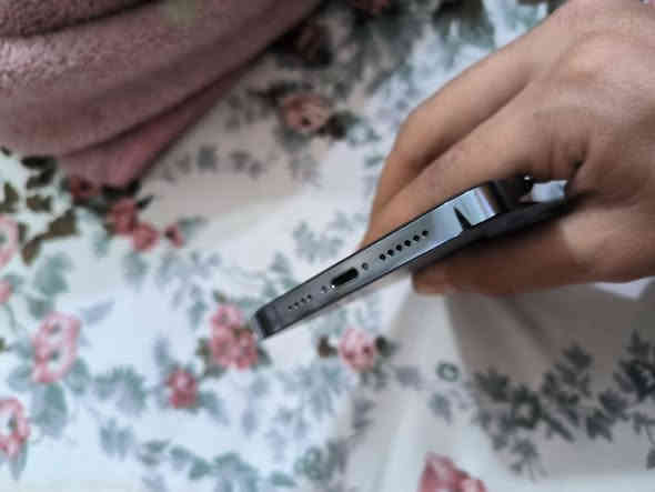 13 برو ماكس للبيع 
وتر بروف ممفتوح ولا شخطة بي نضافة 100‎%‎
ذاكرة 256 
***********
مكاني بالامين
