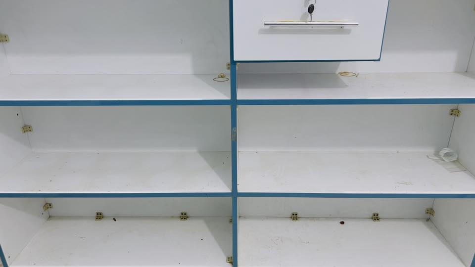 فاترينات رفوف ام الاعلان للبيع عدد ١٤ + ٢ ميز  نظيفات حيل خشب تفصال  القطعة ١٠٠ الف واذا كلهم بيها مجال + براد
للاستفسار /***********
