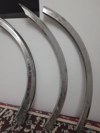 نيكل او هالات سيارة جيلي ام كروز  نقص قطعة للتاير الخلفي جهة يمين (عكس...