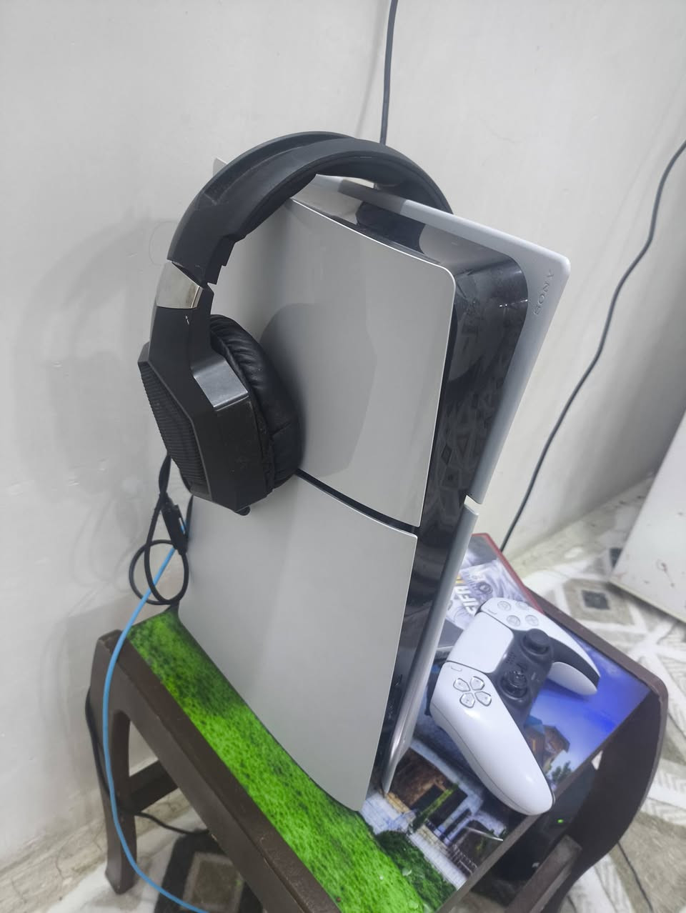 السلام عليكم بلي 5 سلم النضيف جدا  مع يو بي اس 1500 مع سماعه  وقرص فيفا  السعر650 وكل ملحقاته كامله  تلحك عليه لولا والمو شراي لايدخل خاص الرقم***********
