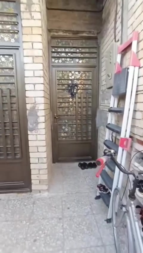 اسلام عليكم بيت للبيع في منطقة الكفاءات الملحق الزراعي شارع 50 قرب اسواق زيتونه البيت بناء حديث رفت بناء طابوق سقف صب مسلح مساحة 100م يحتوي غرفه نوم وحمام والمنور وصالة وبيتونة  واستقبال تواليت خارجي وممر منفصل عن الاستقبال   واجهه 5 ونزل 20 كافة الخدمات  السعر 70 مليون وبي مجال المشتري 
***********
