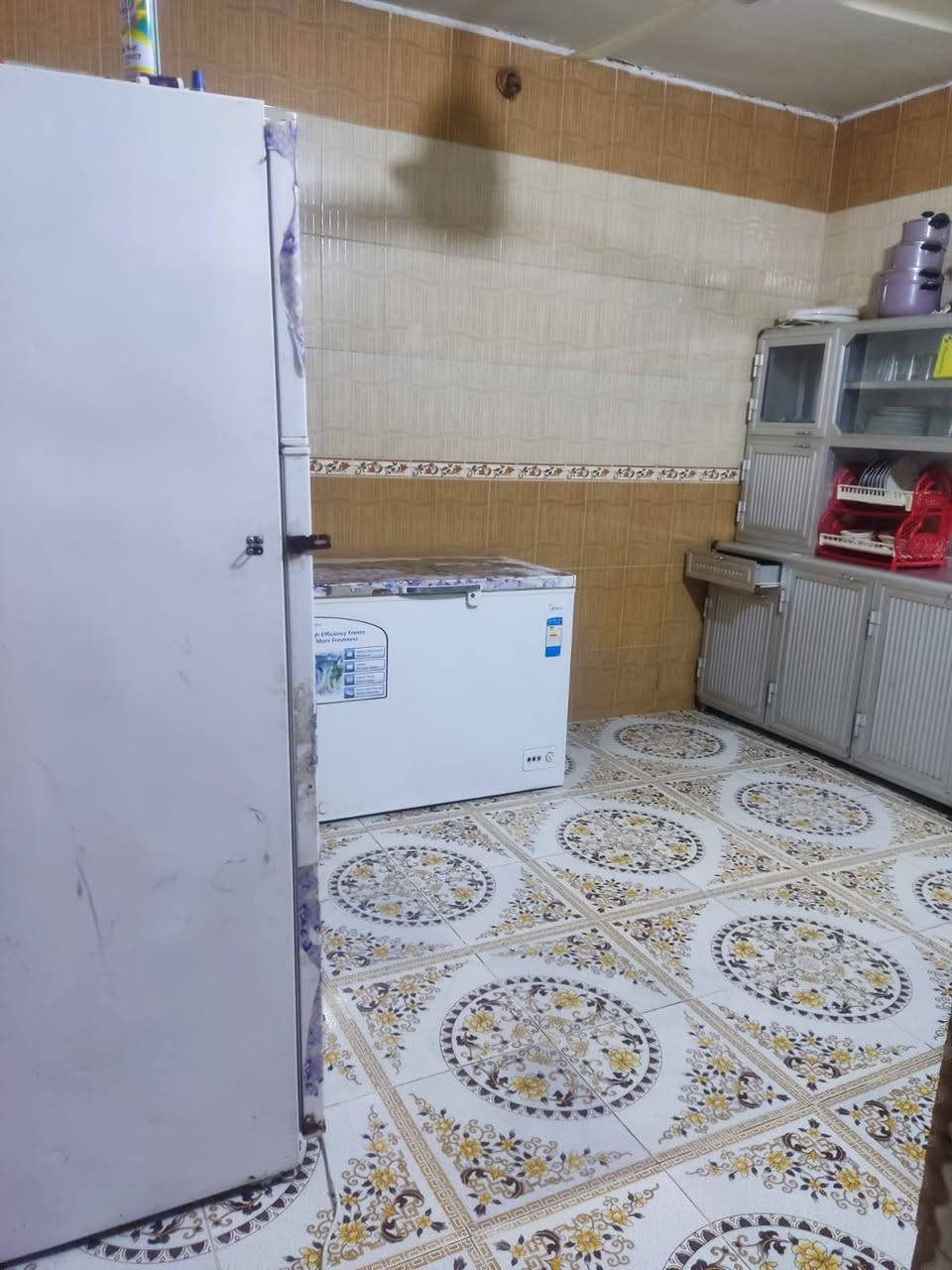 سلام عليكم
بيت 100بل سند اما واقع حال اكثر 100 تقريبن 130 قاطين يحتوي على 4غرف نوم استقبال حولي مطبخ حار او بارد حمام داخلي حمام خارجي او تواليت البيت طابوك كامل ما عدا الخارج مثل ما واضح بل صوره المطبخ يرادله تبديل سيراميك المجاري مربوطه عل مجاري الرئيسيه النصر وسلام مقابيل شركه الفارس 

السعر 85 بي مجال بسيط رقم تلفون ***********
