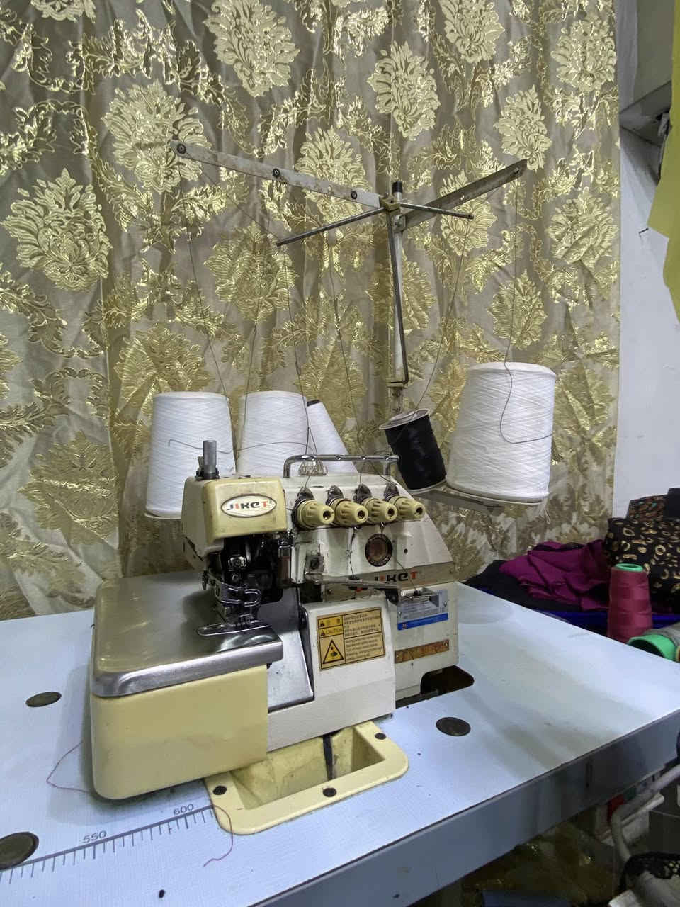 للبيع مكينة خياطة واوفر 5 بكرات مستعمل نوع جاكيت سعر 280 بيها مجال عنوان كركوك ***********
