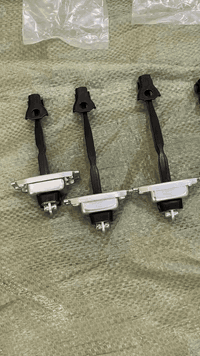 فصالات باب أو محددات أبواب السيارة كامري ٢٠٠٣-٢٠٠٦
سعر تخم كامل ٤٠ الف 
للاستفسار راسل الصفحه او اتصل ع ارقام التاليه 
*********** اسياسيل 
*********** واتساب 

وظيفتها: هي المسؤولة عن تحديد زاوية فتح الباب ومنعه من "الارتطام" أو الفتح الزائد الذي قد يؤذي المفصلات. كما أنها توفر مستويات توقف (طقات) عند فتح الباب ليبقى ثابتاً في مكانه.
• علامات تلفها: إذا سمعت صوت "طقطقة" قوية عند فتح أو إغلاق الباب، أو إذا أصبح الباب يفتح ويغلق بحرية مفرطة دون توقف في المنتصف، فهذا يعني أنها تحتاج إلى تبديل.
