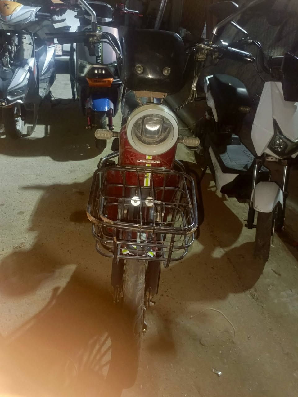 سلام عليكم دراجه شحن للبيع خمس بطاريات عل فحص كهربائياته كلهه شغاله موديل 25 نضيف سعر 200 وبي مجال شوي مكاني رمادي رقم تليفون ***********
