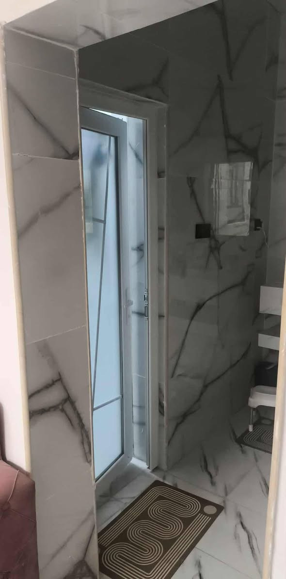 ‏بيت بناءجديد 2025
‏مساحه 200يتكون من
‏غرفتين وصاله ومجموعه صحيحه
‏وحديقه داخليه وشلال
‏مطبخ حار وبارد
‏واستقبال ومدخل
‏وحمام خارجي
‏بناء طابوك كونكريت مسلح
‏يبعد عن شارع الحولي الصخين60متر
‏السعر 120وبي مجال
‏استفسار/***********
    /***********
‏
