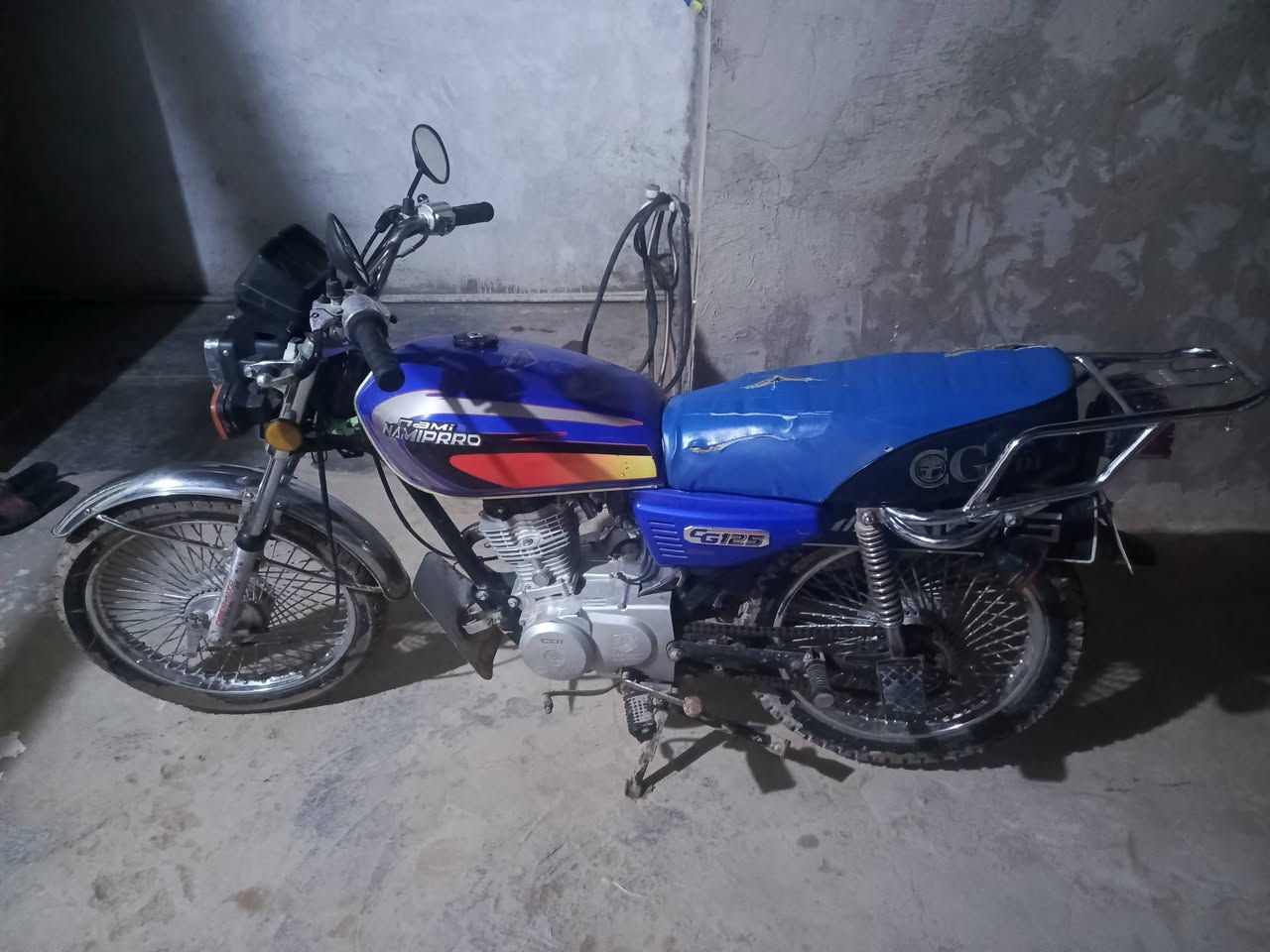 سلام علايكم دراجه البيع كامله بدون اوراق العيب البيه دبلات كدام عوج فقط السعر 450او بيه مجال مكاني الغزاليه ***********وتساب متوفر
