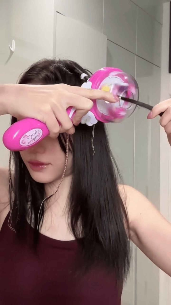 ماكنة ضفر الشعر للأطفال - سحر التسريحات الكيوت

السعر 19 الف فقط 🔥 

عمل ضفائر وتسريحات شعر جديدة وممتعة للأطفال في ثوانٍ.

تنمية مهارات التجميل والإبداع والتنسيق لدى البنات الصغار.

مناسبة جداً للهدايا في أعياد الميلاد، والحفلات، وأوقات اللعب الجماعية.

المميزات:

سهلة الاستخدام: تعمل بلمسة زر واحدة لضفر الشعر تلقائياً وبسرعة.

آمنة تماماً: مصممة بفتحات دائرية تمنع تشابك الشعر أو شده أثناء العمل.

سريعة وممتعة: توفر الوقت والجهد مقارنة بالضفر اليدوي، وتجعل التصفيف لعبة ممتعة.

طقم متكامل: تأتي مع مجموعة من الإكسسوارات الملونة لتزيين الضفائر وتثبيتها.

خفيفة الوزن: تصميم مريح ومناسب لحجم يد الأطفال.

محتويات الصندوق:

آلة ضفر الشعر الآلية.

مجموعة من المطاطات الصغيرة الملونة لتثبيت الأطراف.

مجموعة من الخرز الملون والمقاطع لتزيين الضفائر.

دليل الاستخدام والتعليمات.

الملاحظات:

ملاحظة مهمة جدا: هناك اختلاف بسيط بين محتويات الوان كارتون المنتج يرجى ملاحظة لون الكارتون الخارجي قبل اختيار المنتج.

يُفضل استخدامه للأطفال فوق عمر 3 سنوات لوجود قطع صغيرة.

ينصح بتسريح الشعر جيداً قبل الاستخدام للحصول على أفضل النتائج وتجنب العقد.

يُفضل إشراف الكبار على الأطفال الصغار عند استخدامه لأول مرة.

القياسات:

قياس الكارتون: 50 (طول) × 35 (عرض) × 6 (ارتفاع) سم. بغداد, العراق


**إذا كنت صاحب هذا الإعلان وتريد حذفه لأي سبب، رجاءا أرسل رسالة إلى الدعم الفني**