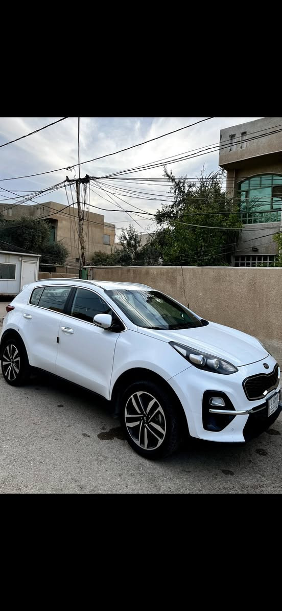 السلام عليكم 
سبورتج 2019 خليجي 
الرقم بغداد و بأسمي 
السيارة مكفوله كفاله عامه من كلشي بس طخه كلش خفيفه نطخت بل باب من دا ارجع بك ترجع عل بارد وتتكحل وموجودة صورتها بالمنشور 
السياره نضيفه كلش بالواقع احلى وانضف 
ماشيه 150 الف 
والسعر 188 وبيها مجال شي بسيط
***********
