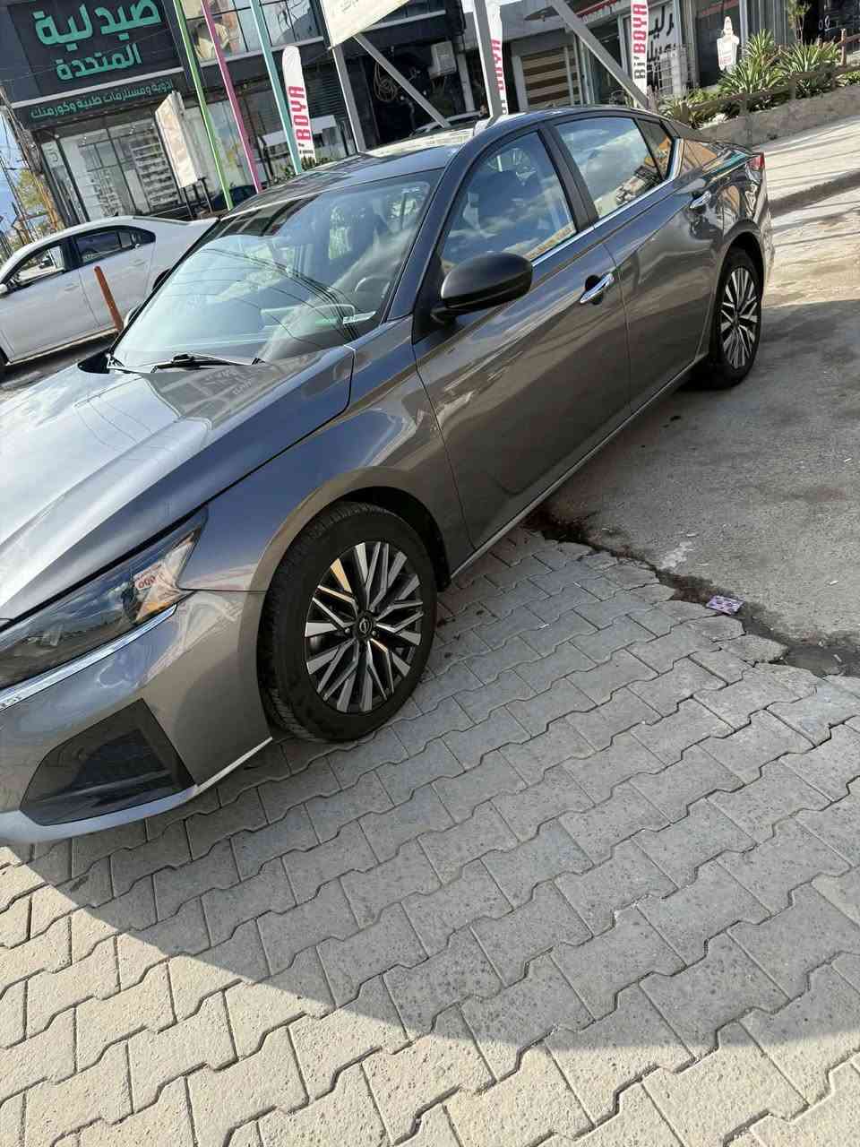 🚘 نيسان ألتيما SV موديل 2024
سعر $166 ومجال قليل

🔹 المحرك: 2.5 لتر (2500cc) – 4 سلندر
🔹 ناقل الحركة: أوتوماتيك
🔹 الممشى: 42 ألف مايل
🔹 مدة الترقيم: 90 يوم
🔹 قابلة للترقيم حسب الرغبة: أربيل – دهوك – السليمانية

✅ المواصفات:

* بصمة أبواب
* بصمة صندوق
* تشغيل بالبصمة
* تشغيل عن بُعد (Remote Start)
* شاشة معلومات وترفيه
* كاميرا خلفية
* مثبت سرعة
* تحكمات على المقود (ستيرن)
* رادار أمامي وجانبي
* نظام مانع الاصطدام
* نظام ECO لتوفير الوقود
* نظام التوقف الذاتي (Auto Start/Stop)
* جنوط صاج مع ويل كاب

🔧 الحالة:

* حادث خلفي (جاملغ خلف + باب خلفي)
* بدون فتح إيرباك
* السيارة بحالة جيدة وجاهزة للفحص

📍للاستفسار يرجى التواصل على الخاص.***********

