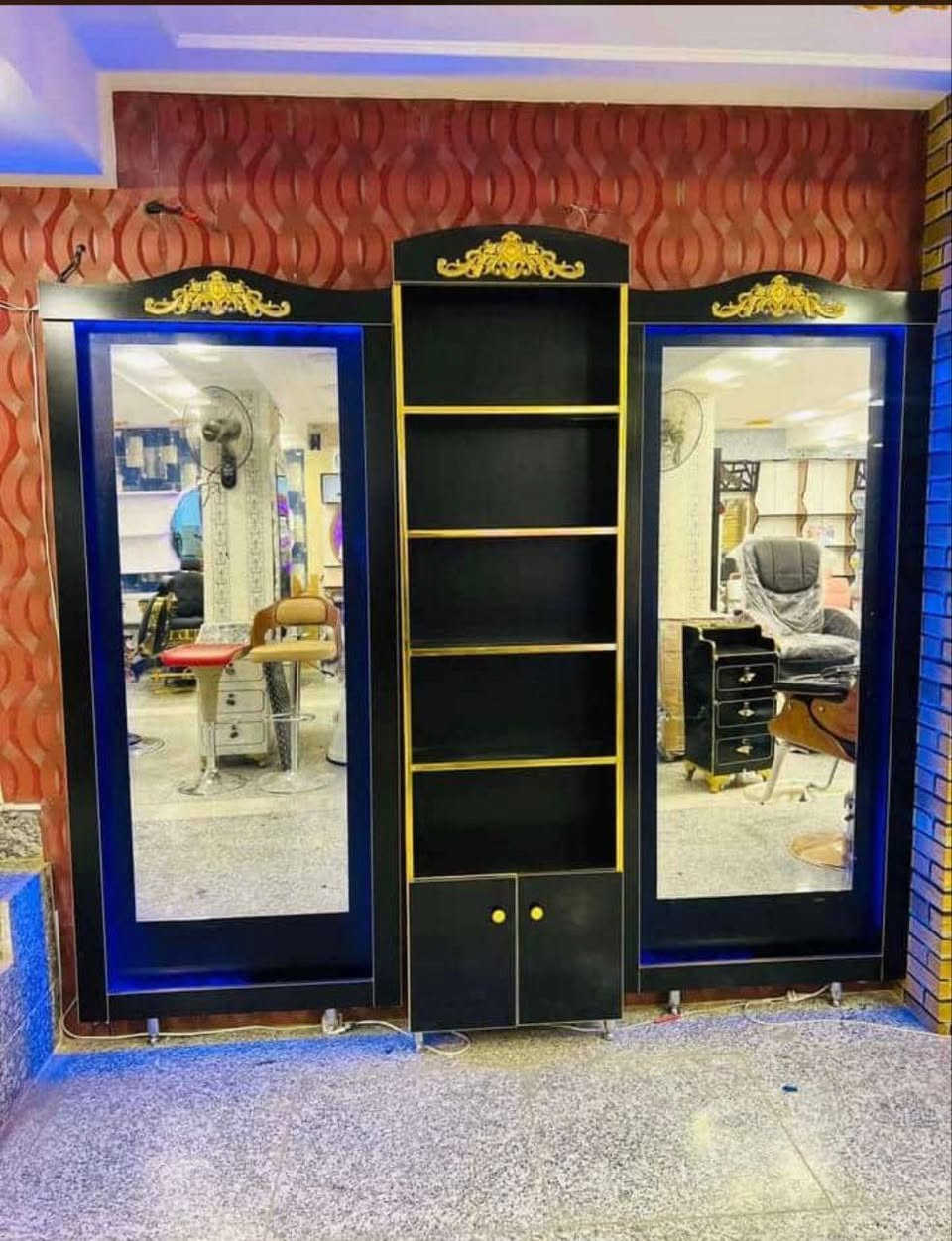 ألسلام عليكم كرسي ملكي عدد 3نضيفات ومرايات العدد 3 وفاترينات المري 3 وفترينات سحب صغار 2اخت النضيفات الاستفسار مراسلة الصفحه او وتساب ***********
