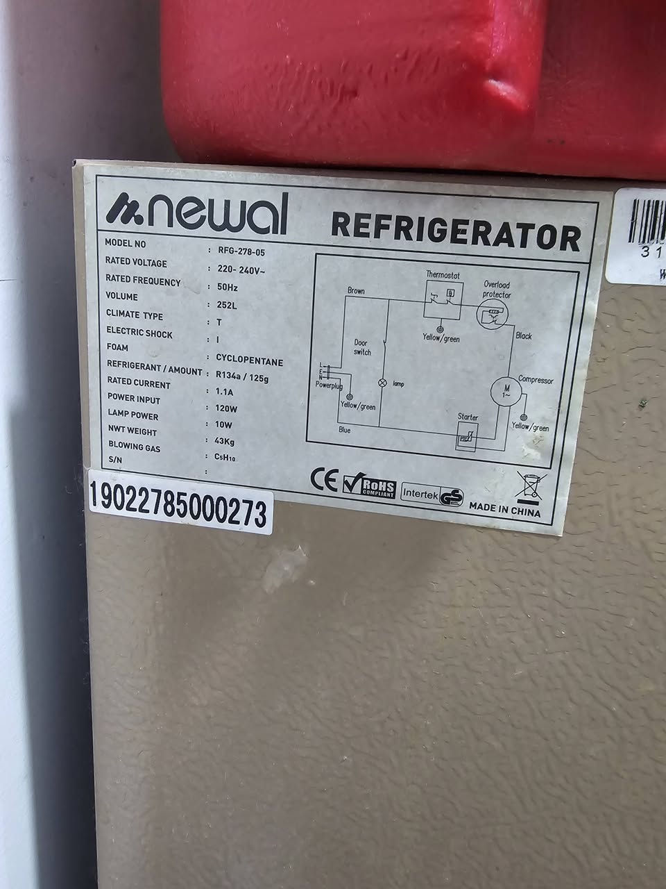 للبيع ثلاجه  نوال ما مصلحه سعرها ٢٠٠ مكاني الطوبه والنخيله للتوااصل على الرقم ***********
