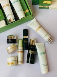 بكج البراند العالمي ماركة LAMER متكون من ٨ قطعه مهمه للبشرة تدعم البشر...