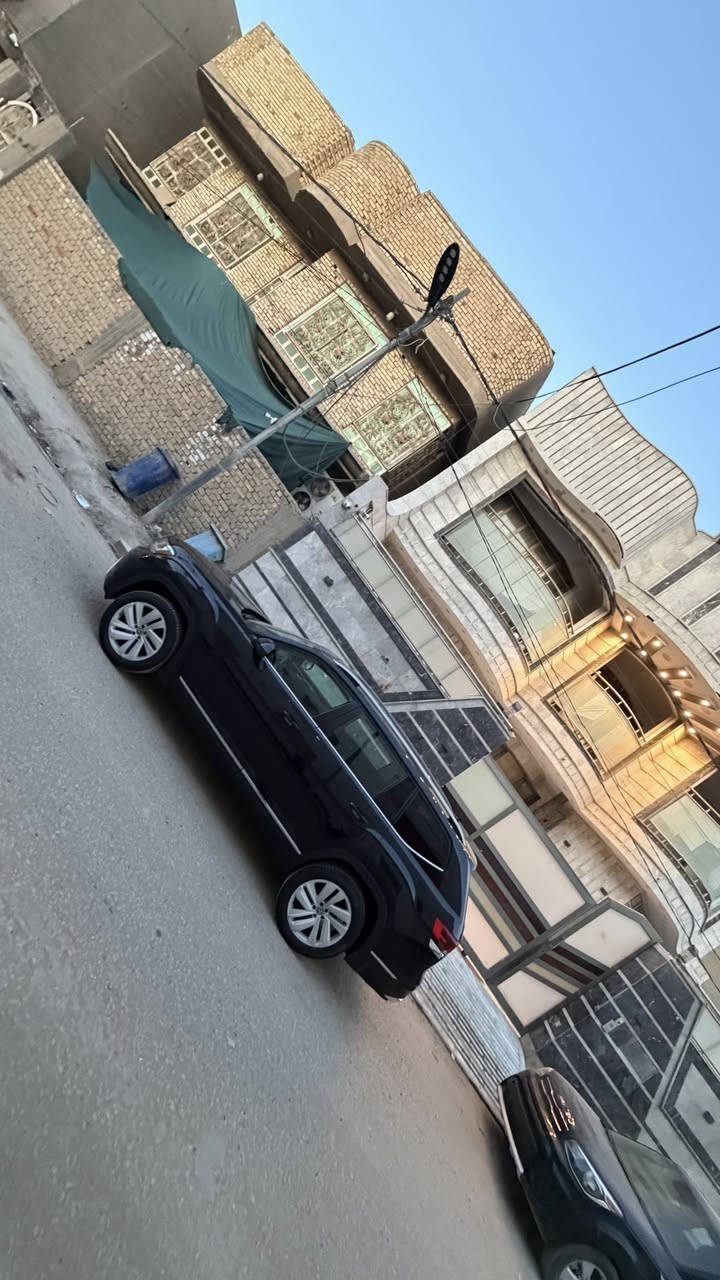 🖤 ملك الفخامة الألماني | Volkswagen Atlas SEL V6 2021 🖤
للباحثين عن الهيبة، القوة، والرفاهية العائلية، متوفرة الآن سيارة فولكس واجن أطلس فئة SEL (أعلى صنف) بحالة ممتازة ومواصفات متكاملة.
📊 تفاصيل السيارة:
• الموديل: 2021.
• الممشى: 45 ألف ميل فقط (Low Mileage).
• السعر: 29,000$ (290 ورقة).
🚀 الأداء والمحرك:
• المحرك: 6 أسطوانات (V6) سعة 3.6 لتر، يمنحك قوة جبارة وسلاسة فائقة.
• نظام الدفع: رباعي مستمر 4Motion للثبات والتحكم المطلق.
🎨 التجهيزات الخارجية:
• اللون: أسود ملكي (Deep Black) يبرز فخامة التصميم.
• السقف: فتحة سقف بانورامية عملاقة.
• الإضاءة: نظام LED ذكي بالكامل مع حساسات إضاءة تلقائية.
• الويلات: رينج 20 إنش الألمنيوم الخاص بفئة SEL.
🛋️ المقصورة والرفاهية:
• المساحة: 3 صفوف من المقاعد (7 ركاب) مع مساحات واسعة جداً.
• العدادات: شاشة Digital Cockpit رقمية بالكامل متطورة.
• المقاعد: جلد فاخر مع أنظمة التبريد والتدفئة والتحكم الكهربائي (ذاكرة خزن).
• التكنولوجيا: شاشة كبيرة، نظام صوتي فاخر، شحن لاسلكي، وربط الهاتف الذكي.
🛡️ أنظمة الأمان (Full Safety):
• رادار أمامي وخلفي (نظام التوقف الذاتي).
• نظام الحفاظ على المسار (Lane Assist).
• كشف النقاط العمياء وتنبيه المرور الخلفي..
✨ ميزات إضافية:
• تشغيل عن بعد (Remote Start).
• صندوق خلفي كهربائي (يفتح بحركة القدم).
• بصمة دخول وتشغيل ذكية لجميع الأبواب.
السيارة تجمع بين قوة الـ V6 وأناقة اللون الأسود، جاهزة للاستخدام.
للاستفسار اكثر.  ***********
