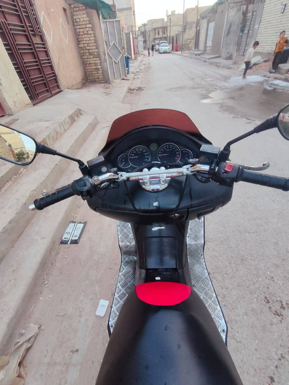 السلام عليكم فورزة صفر ثمانيه 08 عميه بلاد محرك بلادي مكفول نكرة بكل وقته ومداري دهن اصلي دائما دبلات بريكات كلها تمام باتري كلشي زين بيها الدراجة نضيفه الكفرات شوف العين عنواني بغداد العبيدي.
*********** 
رايدها ب 850
