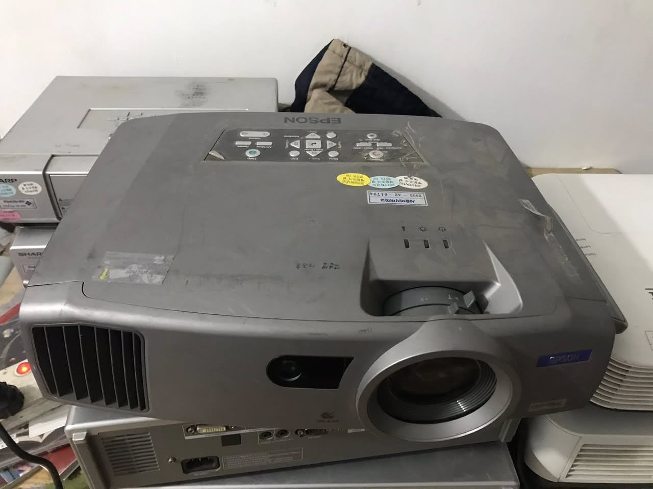 السلام عليكم .مكتب صخر لصيانه انواع الداتا شو بغداد باب الشرجي ***********.داتاشو نوع Epson سعر 150الف مخارج DVI مثل HDMI صوره جدا واضحه وحجم كبير ومضمون يوجود توصيل
