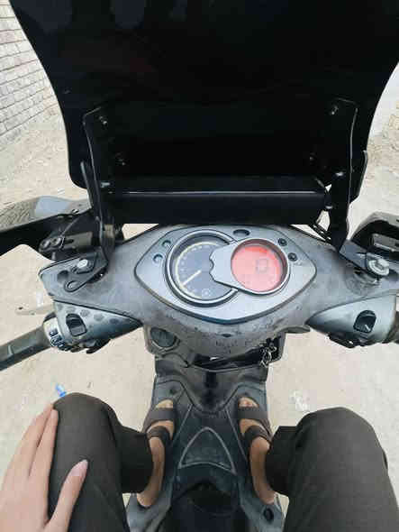 سلام عليكم 
سكنس فحل 140 كابريتر للبيع 😊
الدراجه مكفوله مكينه ناعمه شعله ومعدل تخبل  
تايرات جدد 
باتري جديد 
سماعه بلوتوث 
واقيات جفوف
جامه طويله 
كهربائيات كله شغاله 
طسته ناعمه 
نقصه كلوب وبنز بريك 
العنوان بغداد الطالبيه 
الرقم *********** متواجد واتساب 
السعر 750 وبيه مجال حك الجيه
