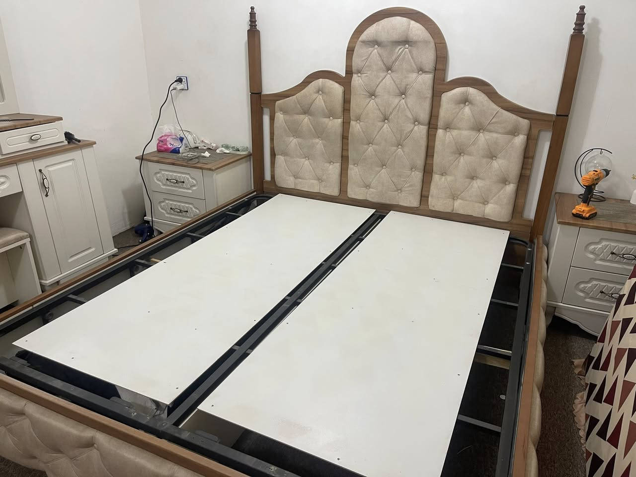 غرفه نوم مودرن نضيفه جدا استعمال اقل ستةاشهر 7قطع سرير مخزن السعر مليون وميه وبيه مجال  مكاني بياع رساله ***********  الارجل خشب زان
